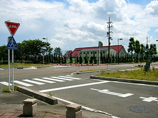 大きな交差点。信号はなく、自動車の通りも少ない。