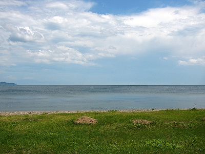 芝生の上から、波打際を水平に見て。