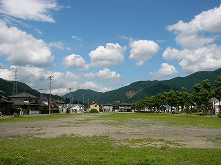 白い雲がぽんぽんぽんと浮かぶ夏山と広い敷地。