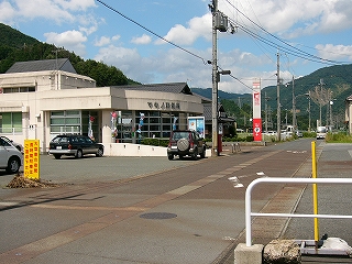 ファサードに局面ガラスを使用した郵便局。