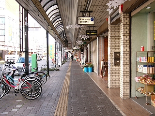 アーケードの下