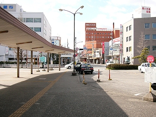タクシーの停まる駅前。