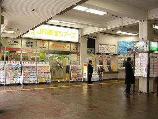 駅舎内に入った店。