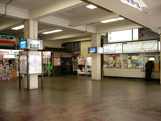 広いコンコースに近鉄のきっぷうりば。