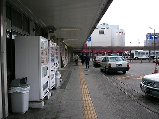 右手にタクシーのりば。