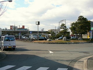 中央部が広いロータリーのある駅前。
