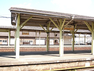 上屋と駅名表の並び。