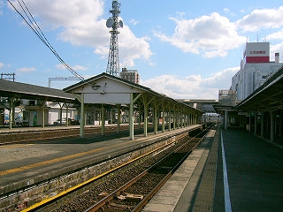 上屋の終わりの妻面と青空。