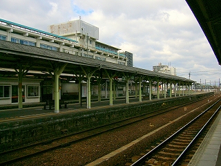 薄緑の柱がずらりと並んだ隣のホームの上屋の柱。