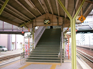 階段上り口。妻面に小さな案内板。