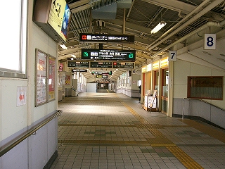 遠くまで続く跨線橋内。