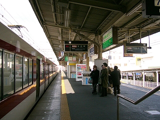 ホームを縦に見て。上屋からはフラップ式案内板が吊られている。