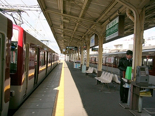 上屋下を見通して。公衆電話の前にて。