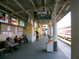 左手は壁、右手は線路内。