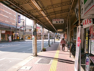 アーケードの下を行く。