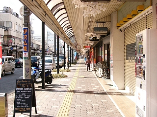 アーケードの下
