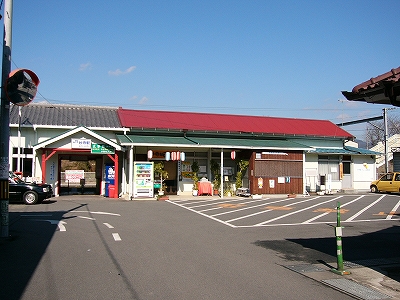 赤い柱に緑の三角屋根の駅舎。駅舎出入口のある屋根瓦は葺き替えたてで、残りの3分の2の屋根は瓦ではない赤い屋根になっている。赤い屋根の軒屋根は緑色で、全体的に明るい色使いの駅舎。