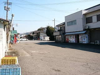 Ｕターンスペースは単なるアスファルトの敷地となっている。ロータリーも白い表示の案内もない。