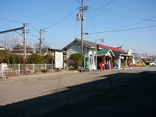 駅舎と、その横に伸びている花壇。