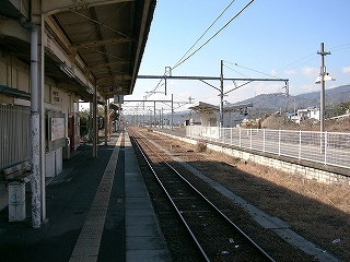 上屋下からまっすぐに伸びるホームとレールを望む。線路内を挟んだ向こうに島式ホーム。