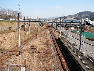 遠くで二股に分かれてこちらに向かってくる線路。中線が撤去されているため、二線間の幅か広い。