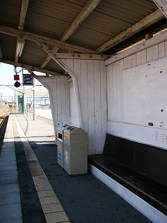 こげ茶色の据付ベンチのある待合所。