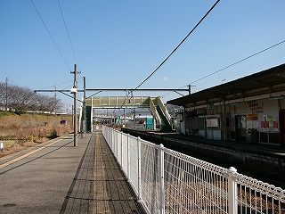 旧2番のりばに沿って立てられた伸びゆく白いフェンス。