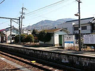 ホームの上屋がないところの風景。