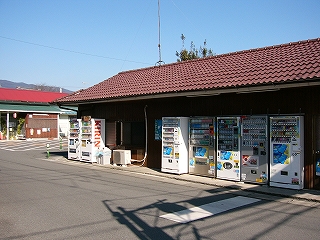 平屋の民家の軒下に並べられた自販機。
