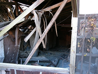 畳や土壁がぐちゃぐちゃになっている。