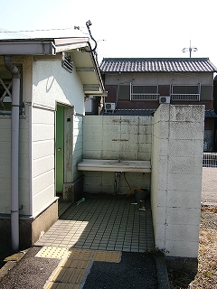 薄い緑色と白色を基調としたトイレ入口付近。