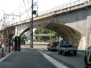 斜めに横切る高架。道路が下をくぐるように、アーチ上の高架下になっていて珍しい。