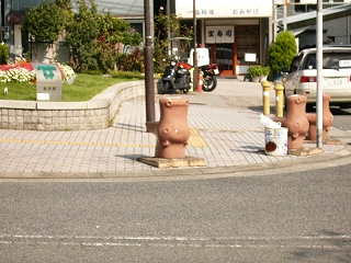 歩道の脇に立つかばを模した立体。