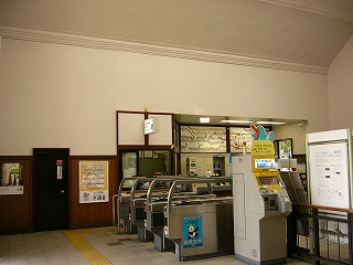 斜め右に並んだ3レーンの自動改札。改札を出たすぐ左に券売機が並んでいる。