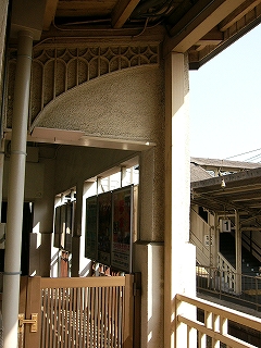 壁に施された浮き出しの装飾。