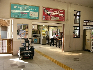 広い間口から向こうの空間にある自動改札の並びを見る。この間口のの左に先ほど述べた縦長の間口がある。