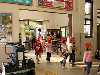 改札内に進む児童たち。