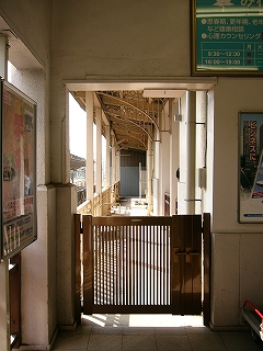 縦長の長方形の間口。腹の辺りまで高さのある門がしつらえてある。