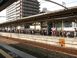 あちこちに赤い帽子をかぶった子どもがいるホーム。