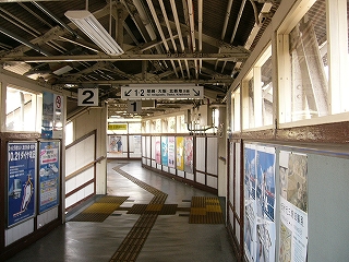 途中で左斜めに折れた跨線橋内。