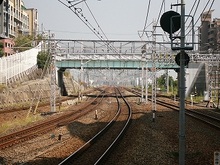 少し向こうに跨線橋。それより先はどこまでも続く4線。