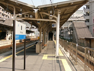 V字型の上屋の断面とその下のホームのようす。遠くに階段が見えている。