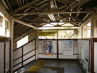 跨線橋突き当たり。左に階段が下りている。