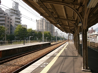 ホームの端から40m手前のあたりから、上り、下り両ホームを眺めて。どちらのホームにも何も置かれていない。左の下り線ホームは既に上屋がなくなっている。