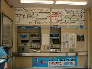 3台の券売機。上に路線図。