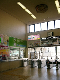 天井の高い駅舎内。床から数えて2階分の高さになっている。