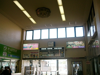 8角形の簡素なシャンデリア。