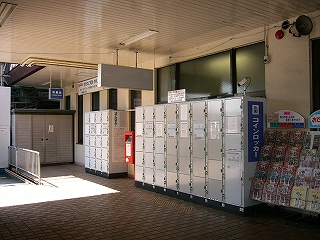 七十八口ある白色のコインロッカー。