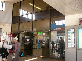 入り口付近の薄茶のガラス張りの間口。