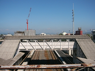 白色の木造の跨線橋。